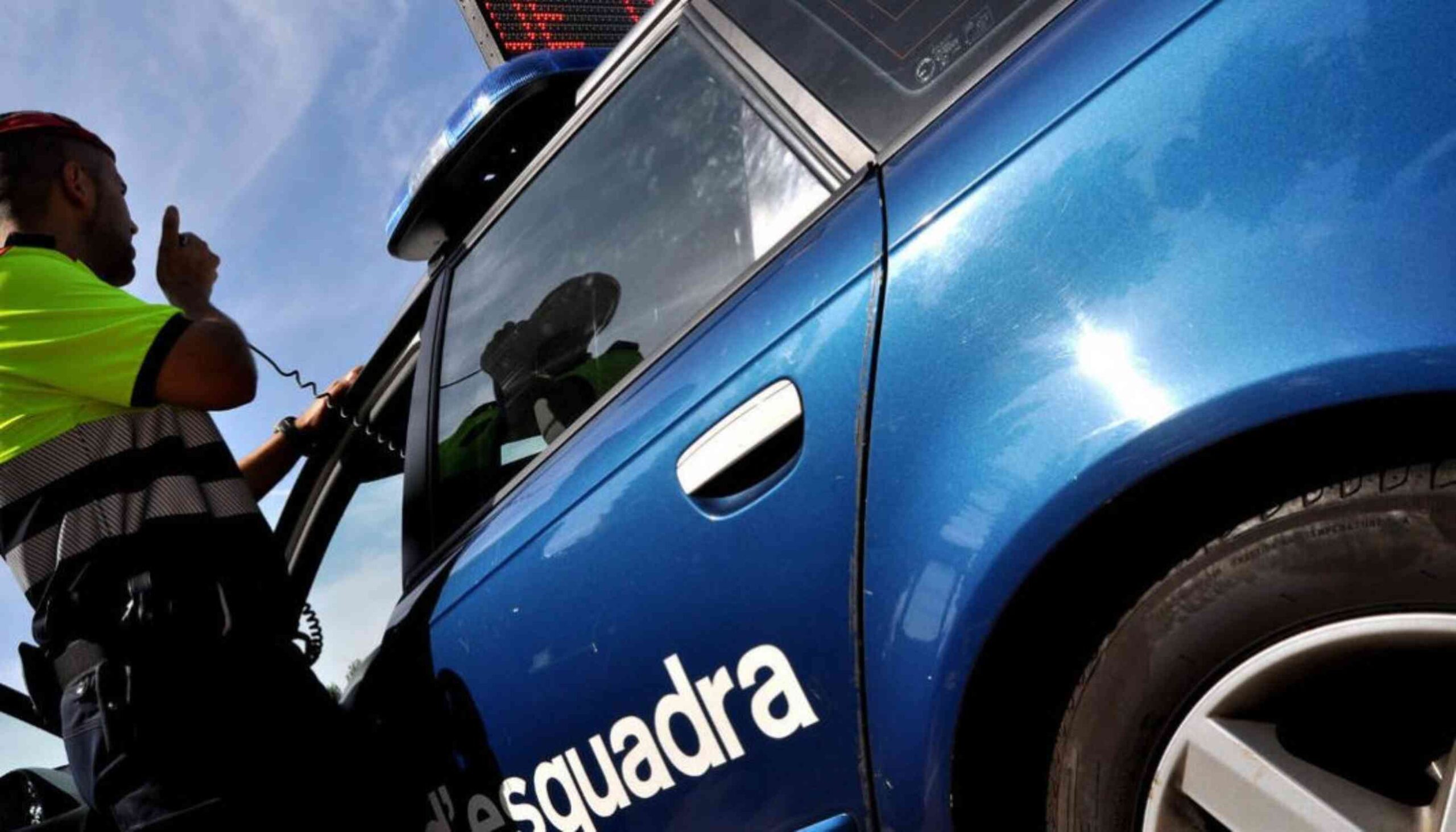 Se salta un control de Mossos, intenta atropellar a un agente y se esconde en el bosque para no ser detenido