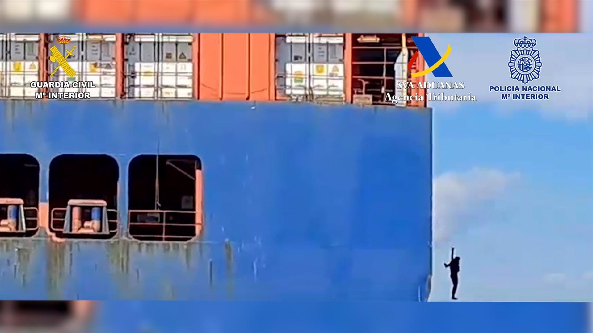 Detenidos dos polizones que se lanzaron al mar con 100 kilos de cocaína desde un portacontenedores ·