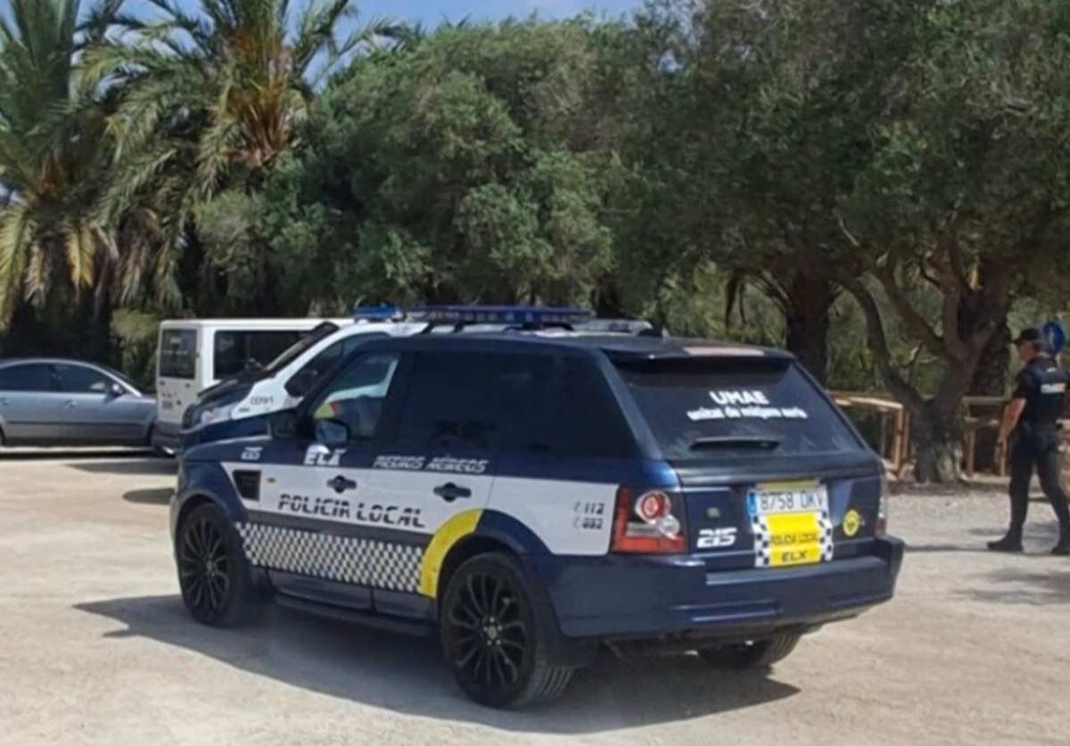 Arrestado por destrozar la luna delantera del coche de su pareja con un martillo en Elche