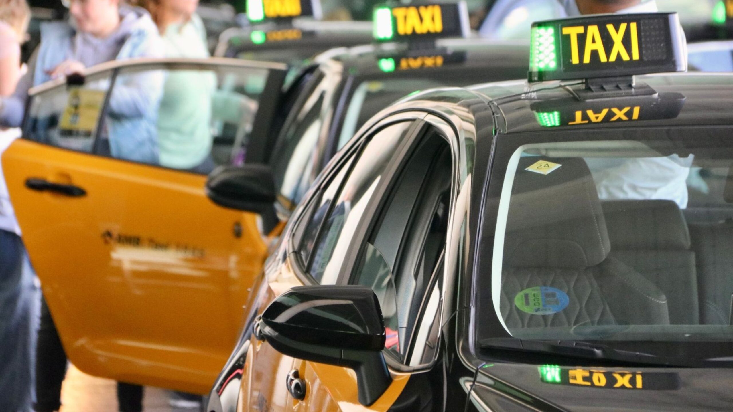 Detienen a joven que robaba a taxistas y saqueaba un parking en Barcelona