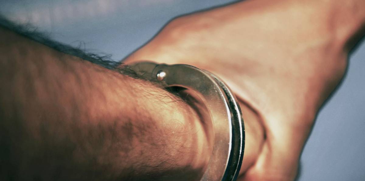 Intenta clavar unas tijeras al cuello de un vendedor de la ONCE de Cambrils