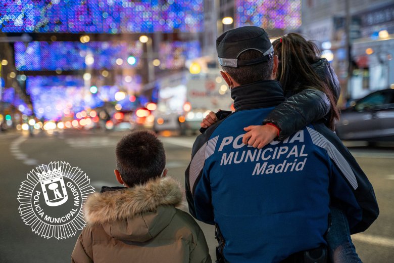 Agente de Policía Municipal de Madrid con unos niños (Foto: Policía)