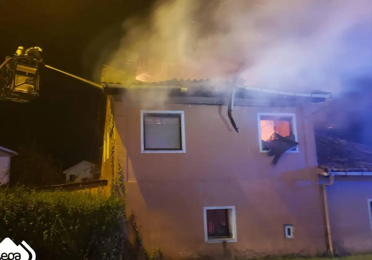 Devastador incendio consume por completo una vivienda en Granda, Siero: Bomberos del SEPA luchan por controlar las llamas durante horas