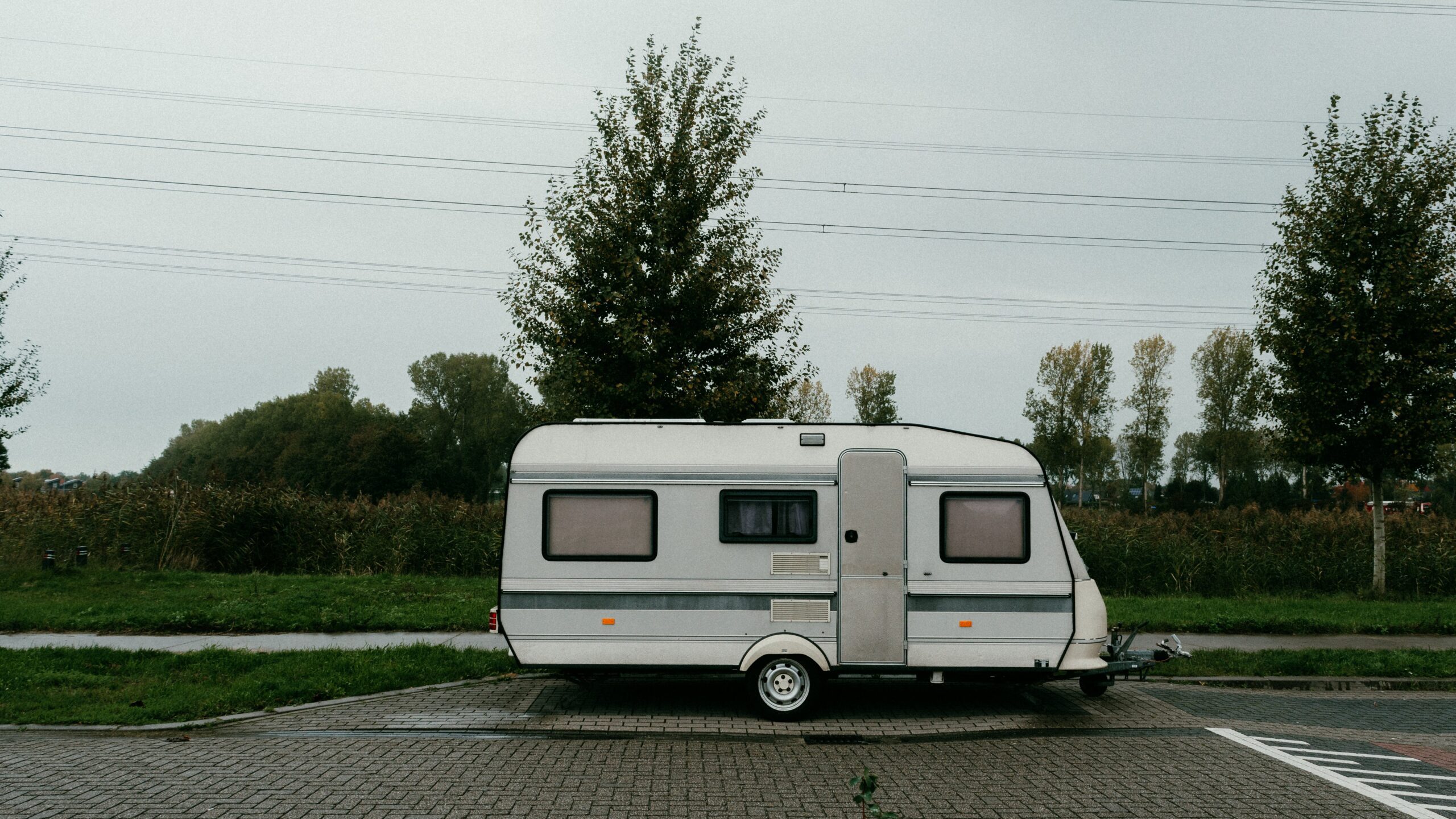 Arden veinte caravanas que se encontraban estacionadas en un recinto
