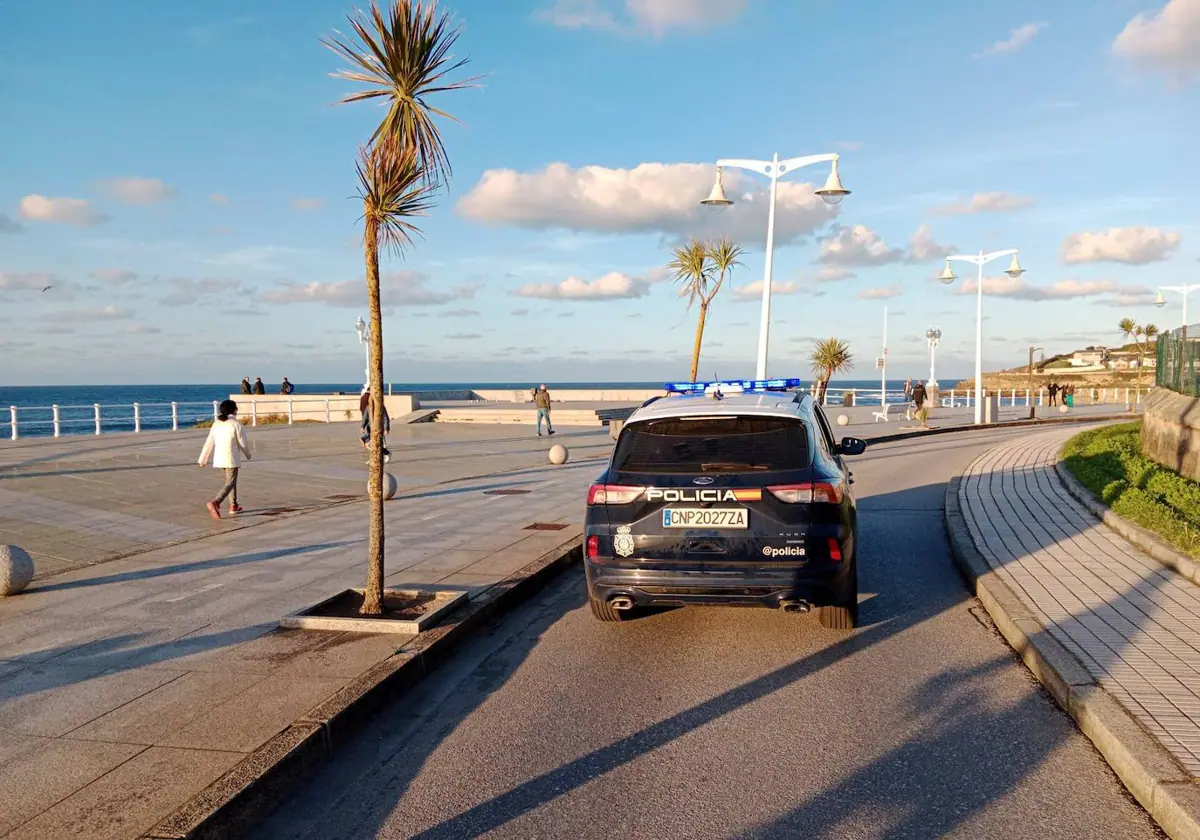 Dos agentes de la Policía Nacional evitan trágico desenlace al salvar a hombre de 44 años de arrojarse al mar