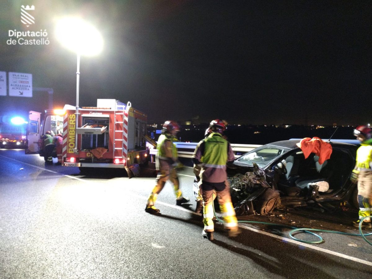 Dos heridos en accidente en la N-340: Bomberos tuvieron que intervenir para rescatar a las víctimas.