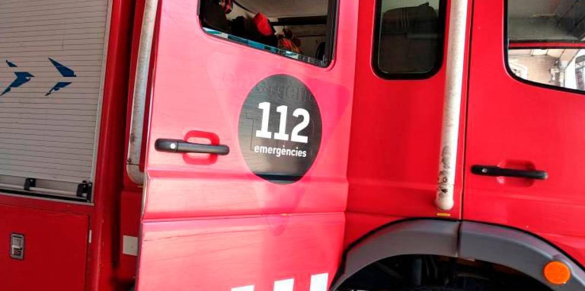 Una mujer pide auxilio en un incendio de vivienda enfrente de la estación de tren de Tarragona