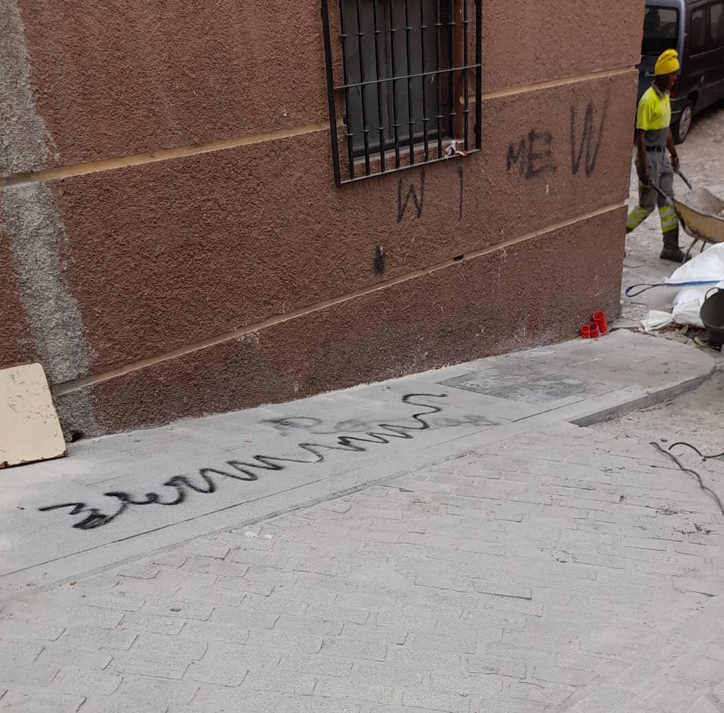 El Ayuntamiento denuncia el vandalismo en el centro histórico de Jaén: aparece un grafiti en un pavimento recién colocado en la calle Cuesta de San Miguel