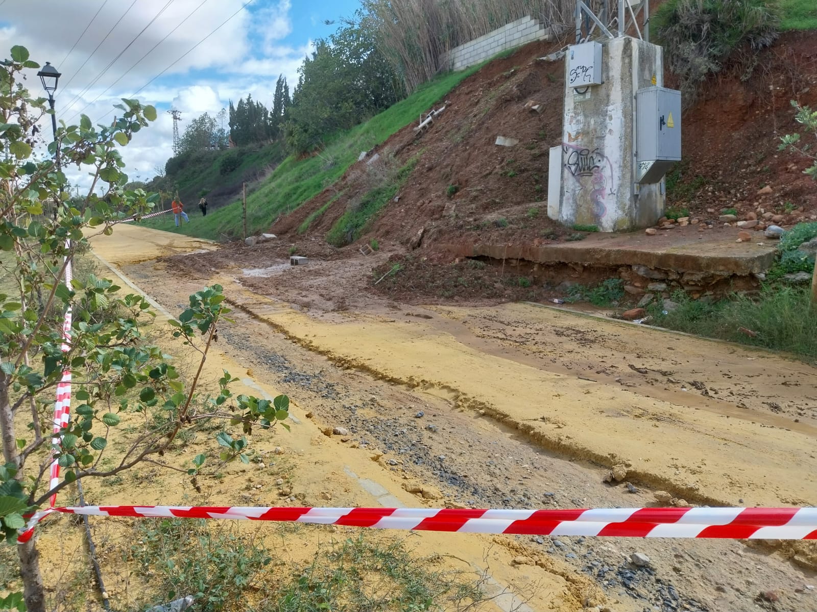 El fuerte temporal "parte" en dos la Vía Verde a su paso por Gibraleón
