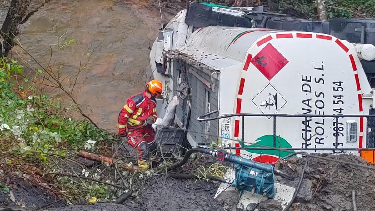 Trabajos para extraer del río Tremor el camión cisterna que había caído al cauce.