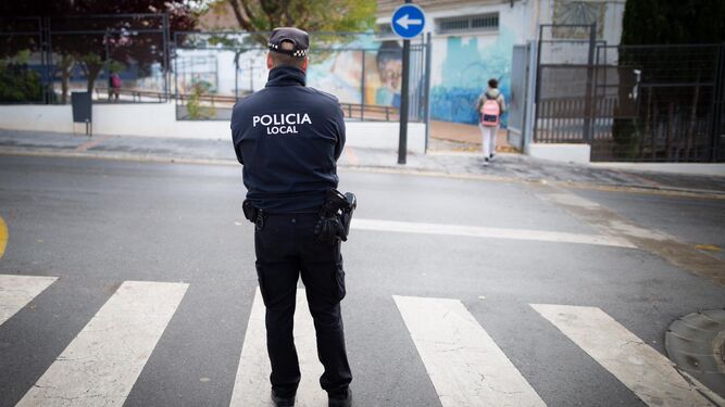 Un agente de la Local, esta mañana en la puerta del IES Alhama.