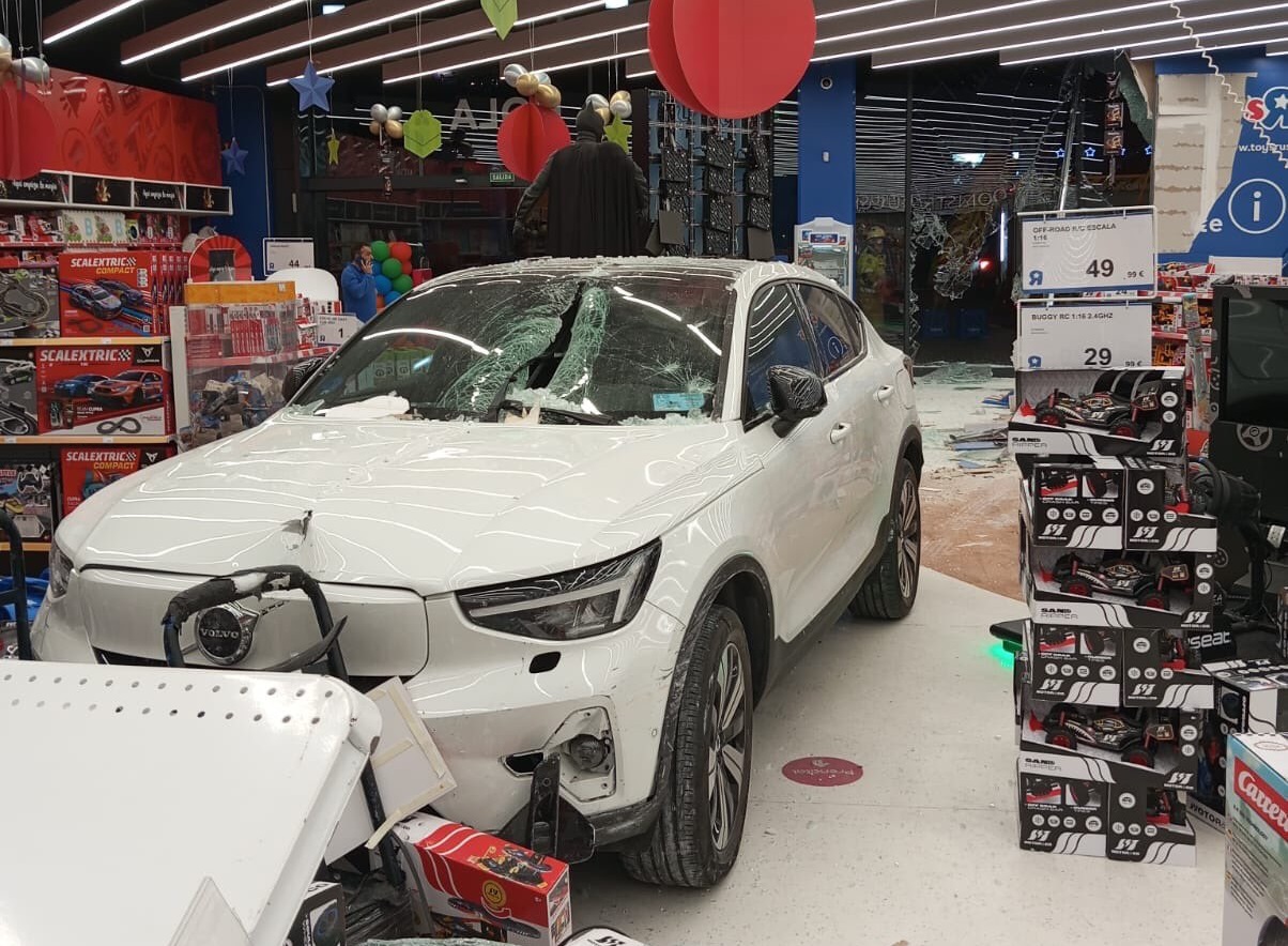 Fin de semana accidentado en Alcorcón: dos siniestros en la A-5 generan caos en la circulación y un vehículo se empotra en una tienda