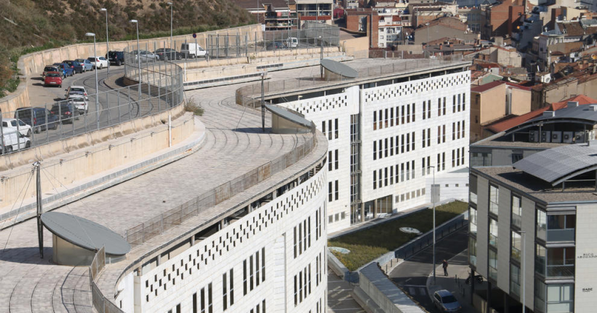 Fiscalía solicita cinco años de prisión para hombre acusado de abusar de su hijastra tras emborracharla con vodka
