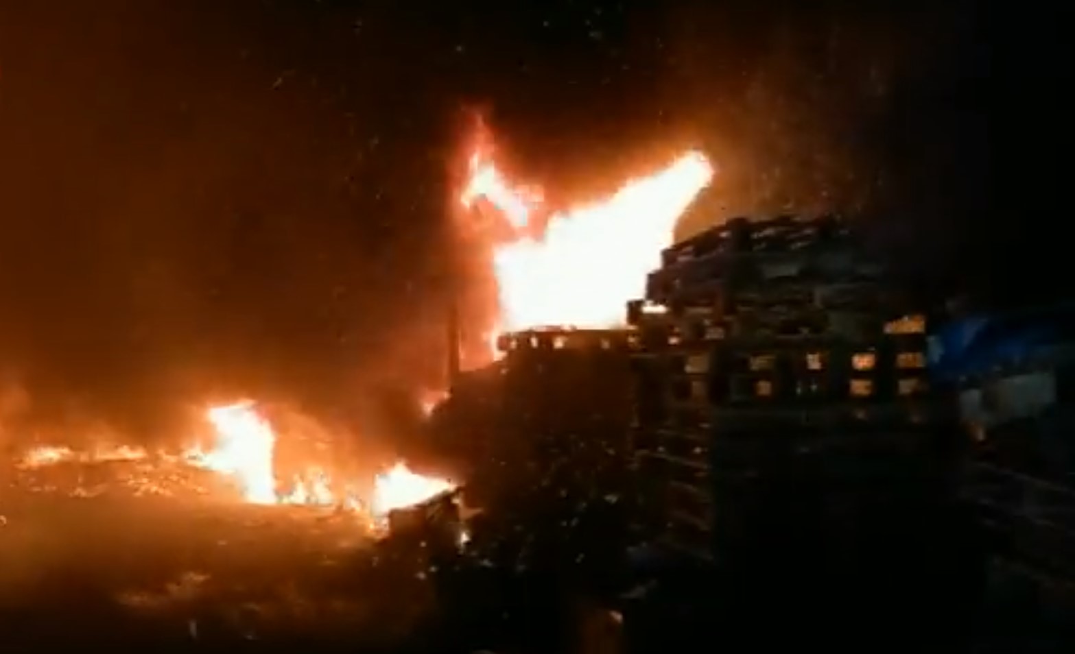 Un incendio en Montcada i Reixac obliga a evacuar a una treintena de personas en una zona de barracas