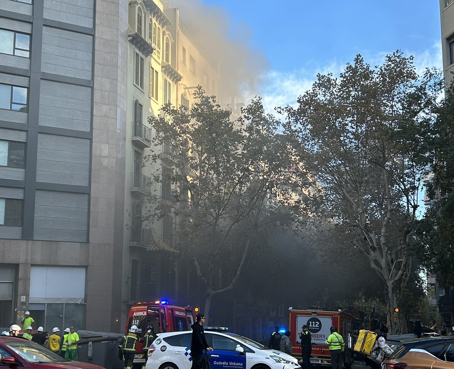 Espectacular incendio en el centro de Barcelona: quema un segundo piso e inunda de humo la calle Muntaner