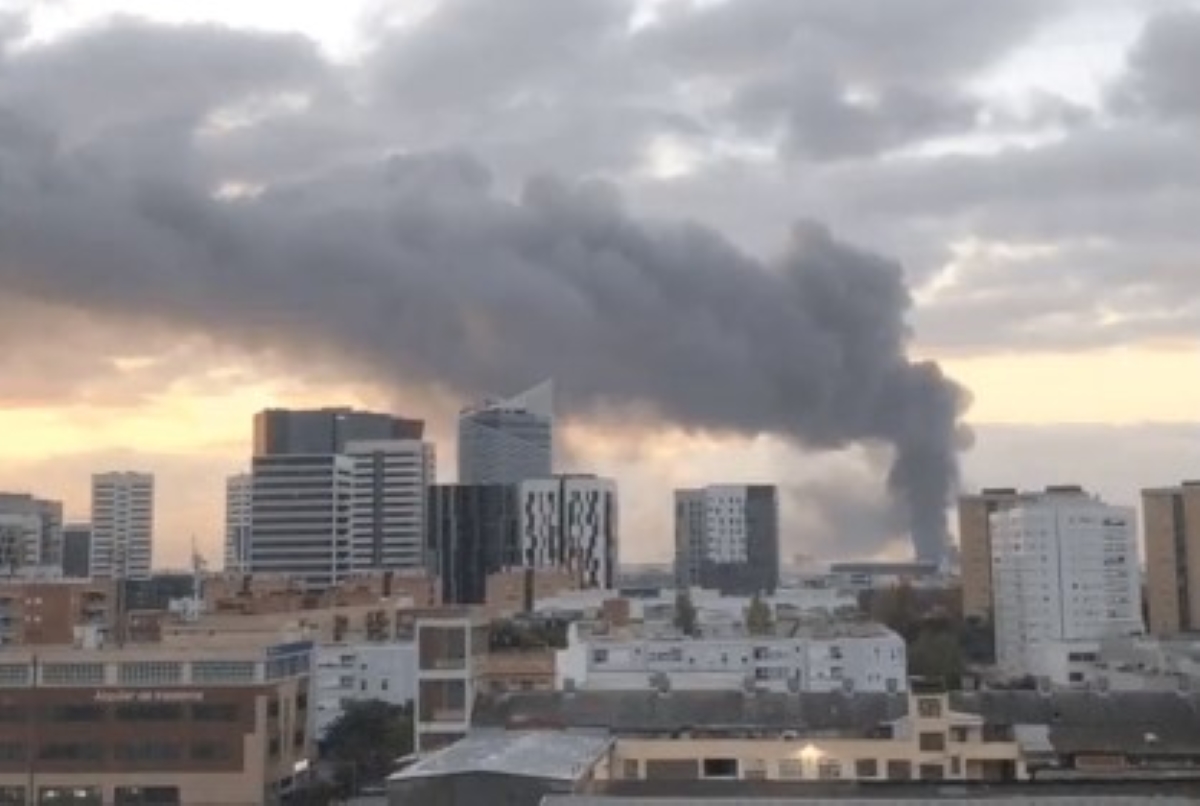 Un incendio en la Zona Franca de Barcelona provoca una gran columna de humo