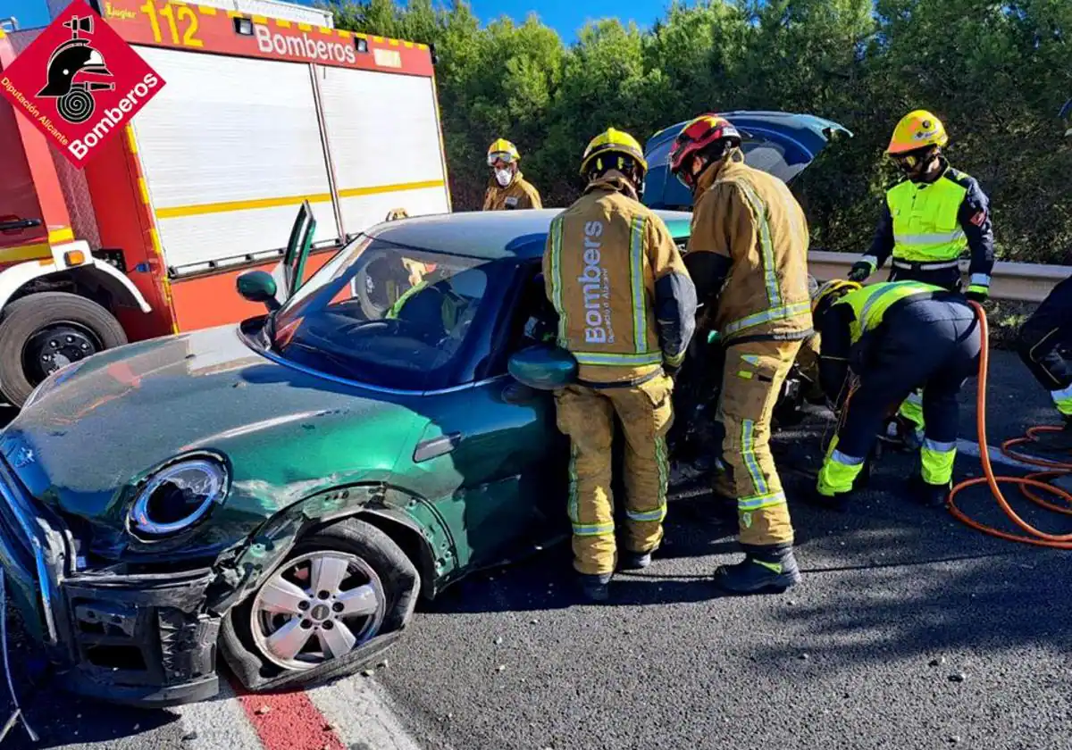 Así han excarcelado los bomberos a una mujer tras un grave accidente de tráfico en Benidorm, en la N-332