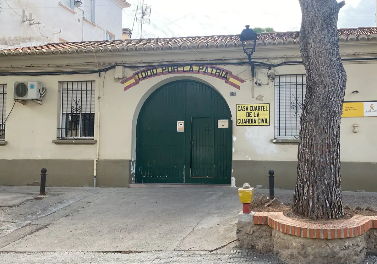 Un guardia civil evita que una joven se lance desde un balcón en Picassent