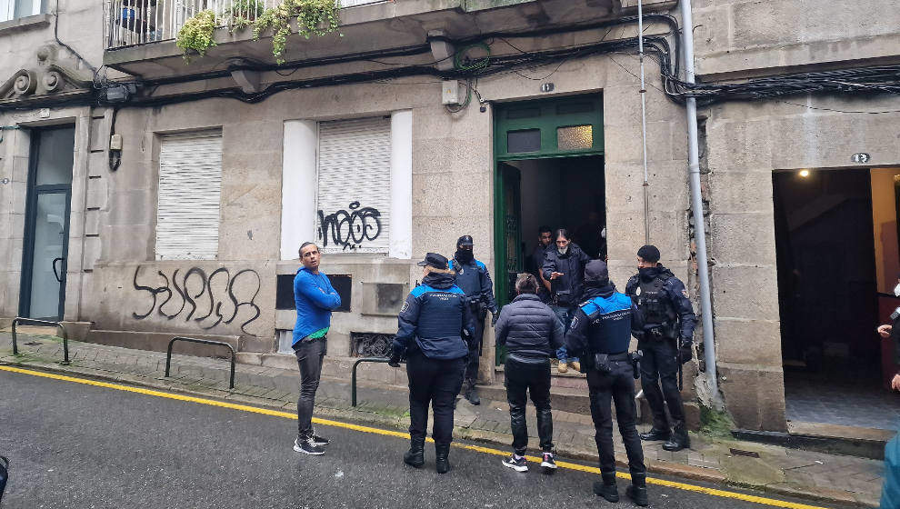 Hallan un cadáver en un edificio de Vigo antes de su desalojo forzoso por el estado peligroso del sistema eléctrico