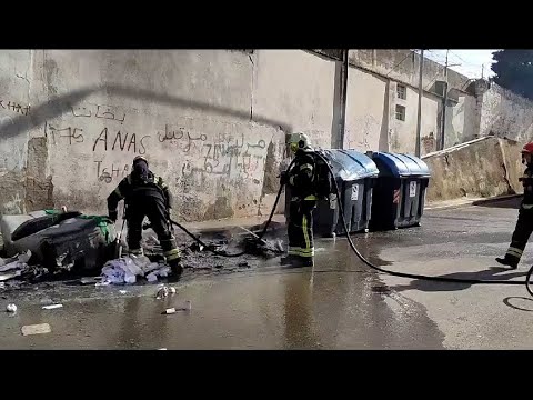 Los bomberos apagan el fuego originado en un contenedor junto al Carrefour
