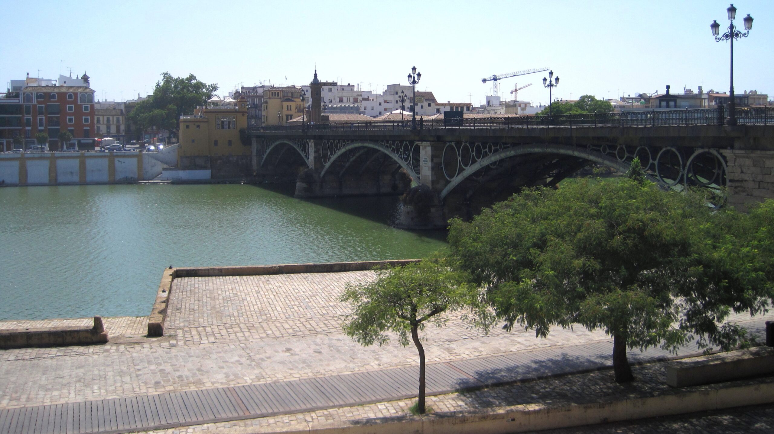 Muere un hombre al caer al río Guadalquivir en Sevilla capital