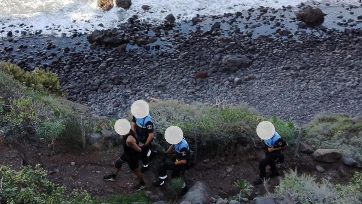 El hombre, siendo sacado de la playa por los agentes de la Policía Local de La Laguna.