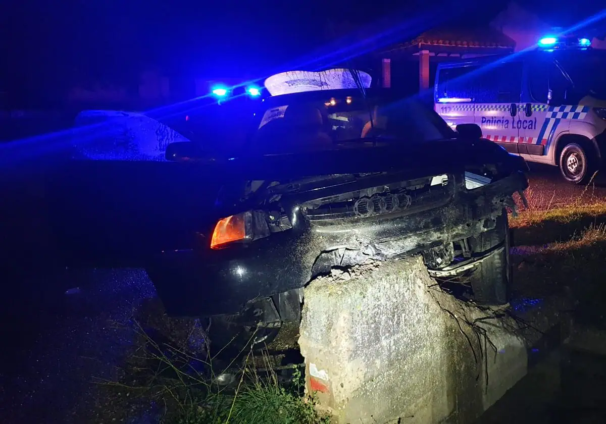 Hombre drogado embiste su vehículo contra muro de puente en Aranda de Duero, detenido por atentado a un agente de la Autoridad