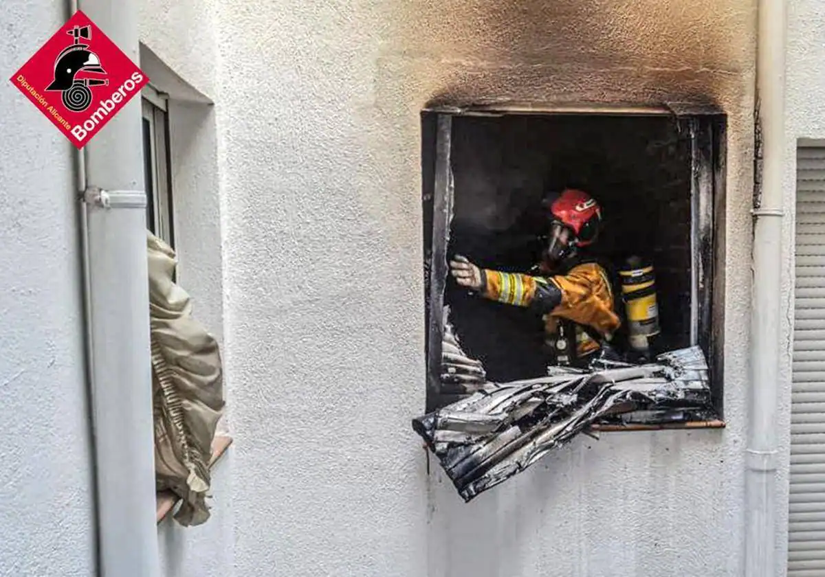 Intoxicado de gravedad un hombre por inhalar humo en el incendio de su vivienda en Alfaz del Pi