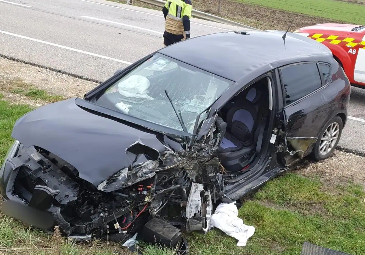 Rescatado un hombre atrapado en su coche tras un accidente en Burgos