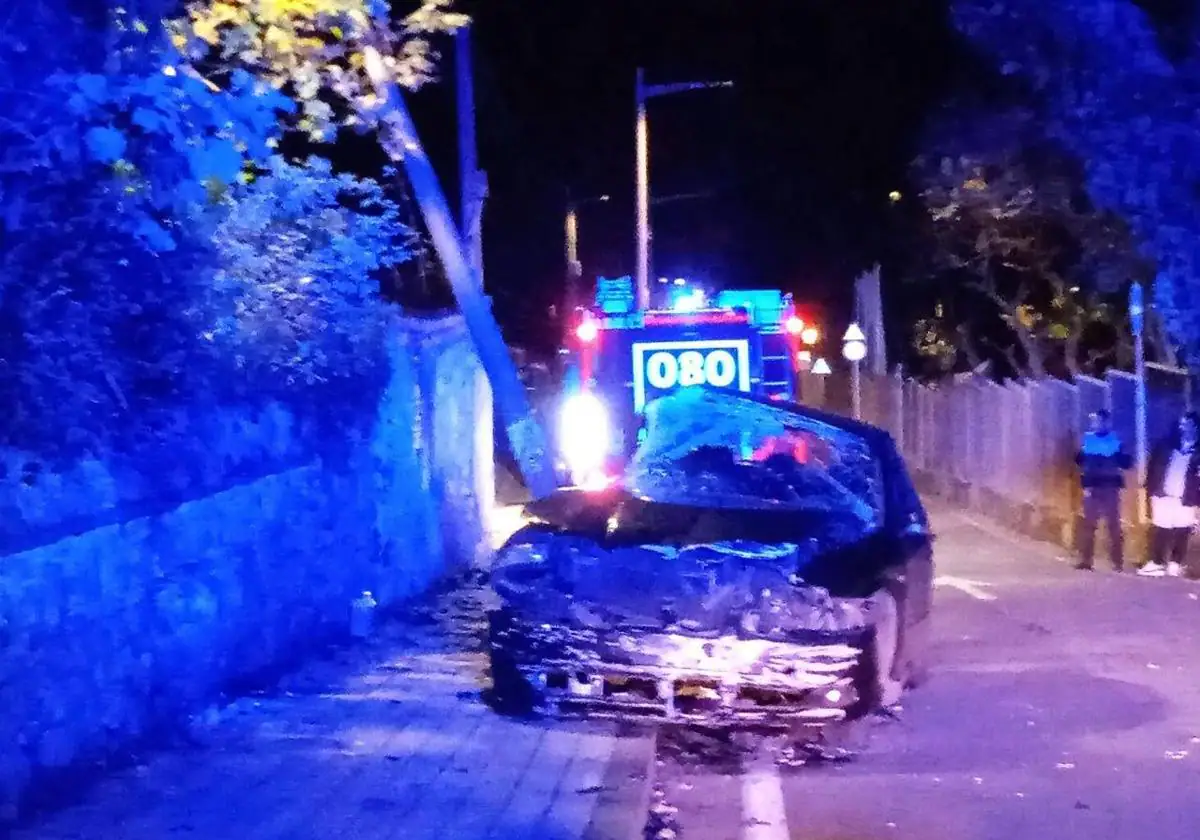 Accidente de tráfico: Pierde el control de su coche y choca contra un muro y una farola en Gijón