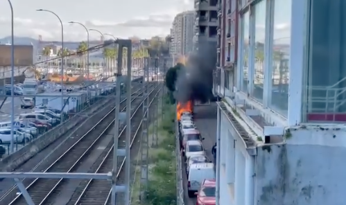 Vídeo: Un vehículo se incendia en Santurtzi