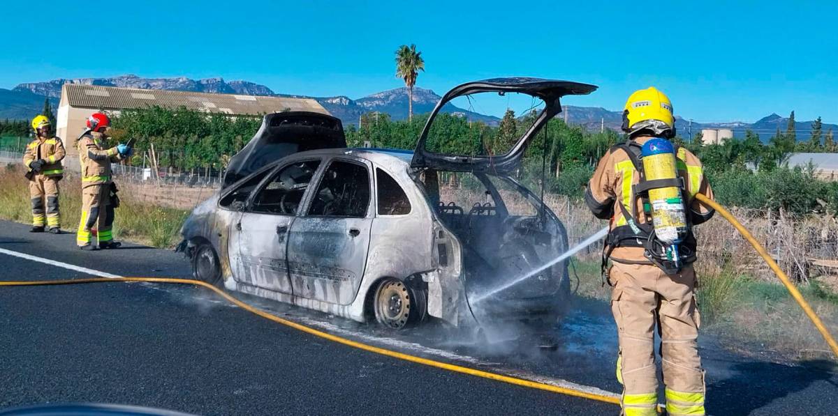Importantes retenciones en la A-7 tras incendio de un vehículo, ya restablecida la circulación