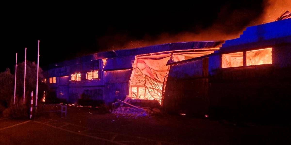 Un incendio destruye una antigua empresa de muebles de L’Ametlla de Mar