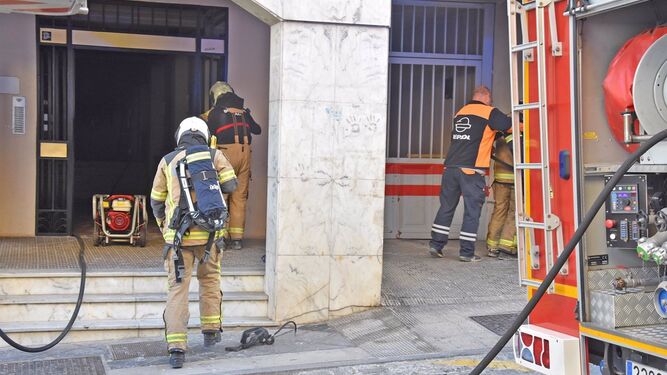 Intervención de Bomberos en el incendio de calle Alamillos