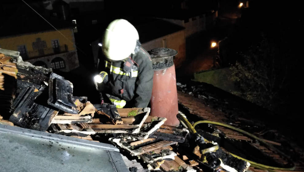El incendio de una chimenea en una vivienda de Colindres afecta a parte del tejado