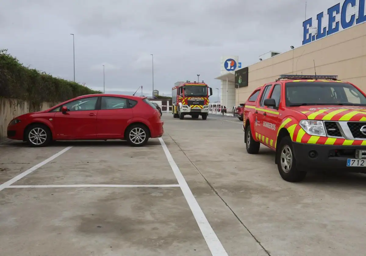 Un incendio de un transformador eléctrico en el parking del E.Lecrerc moviliza a los bomberos