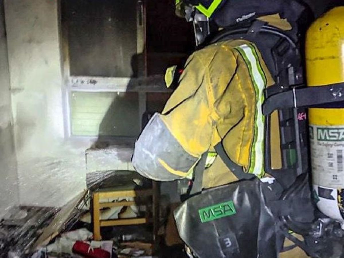 Incendio en edificio de Alcoy sorprende a pareja de octogenarios durante la madrugada