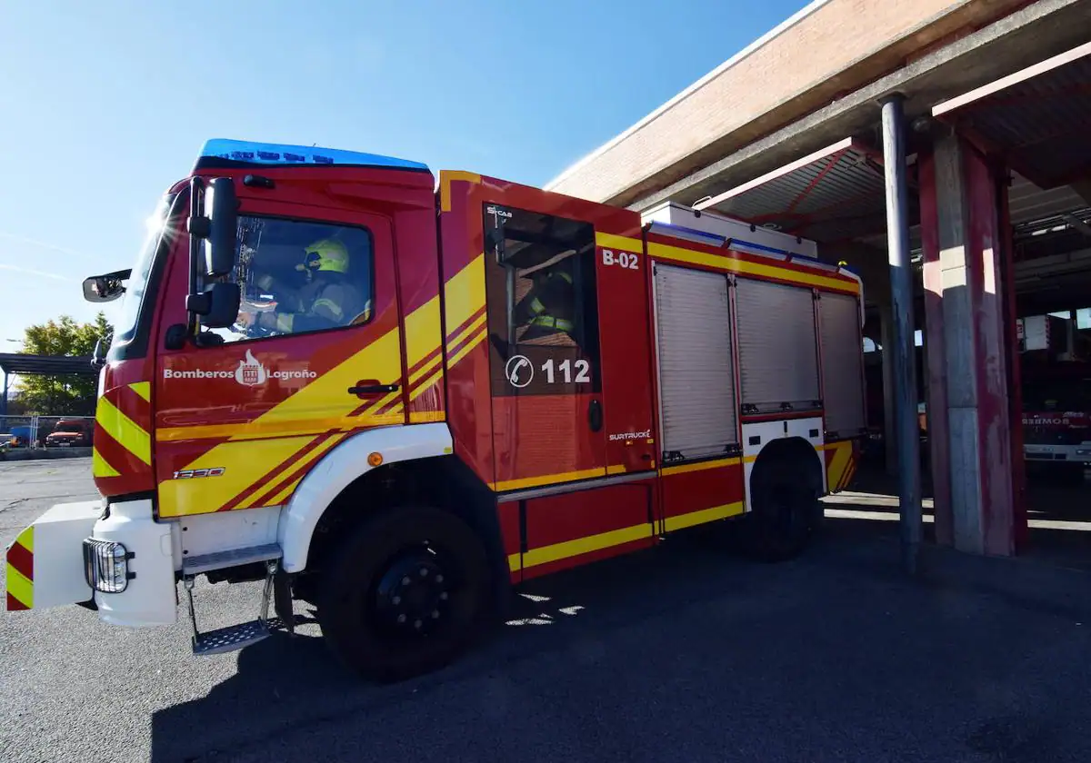 Los bomberos sofocan un incendio en la calle Labradores de Logroño