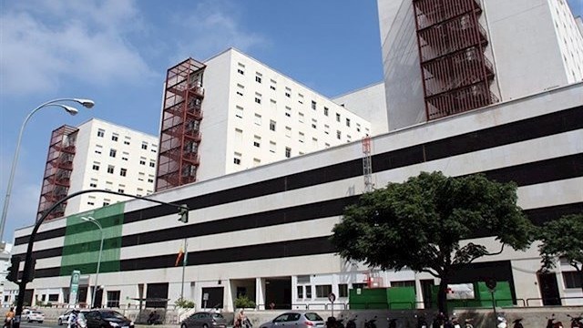 Cinco personas heridas, una de gravedad, tras el incendio en una vivienda esta madrugada en Cádiz
