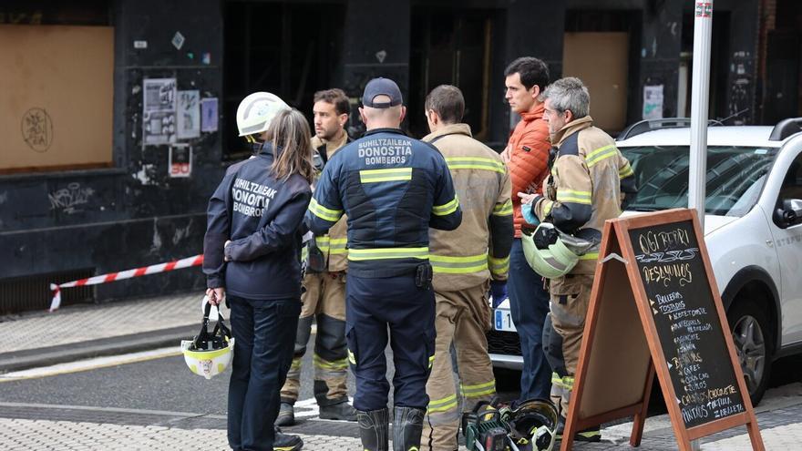 Incendio intencionado en el barrio donostiarra deja heridos y provoca evacuación en la calle Iruresoro
