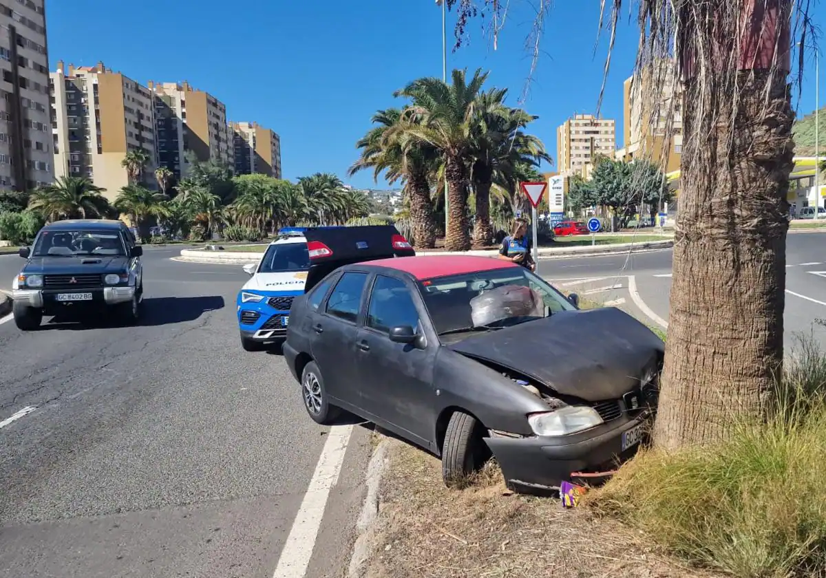 Sufre un accidente y abandona el coche junto a una palmera en Jinámar