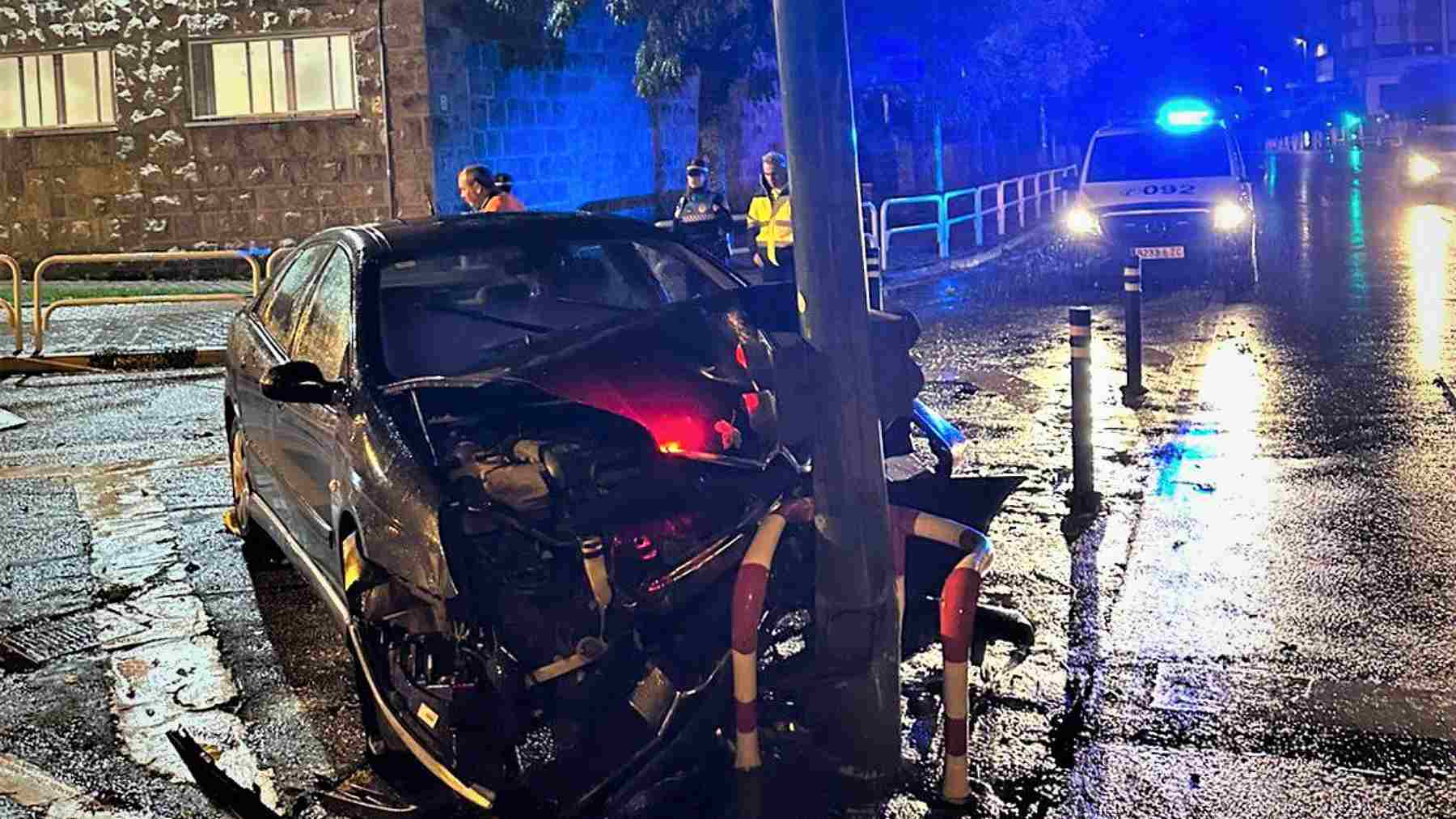Salvaje choque contra un semáforo en el centro de Pamplona: midió mal la distancia