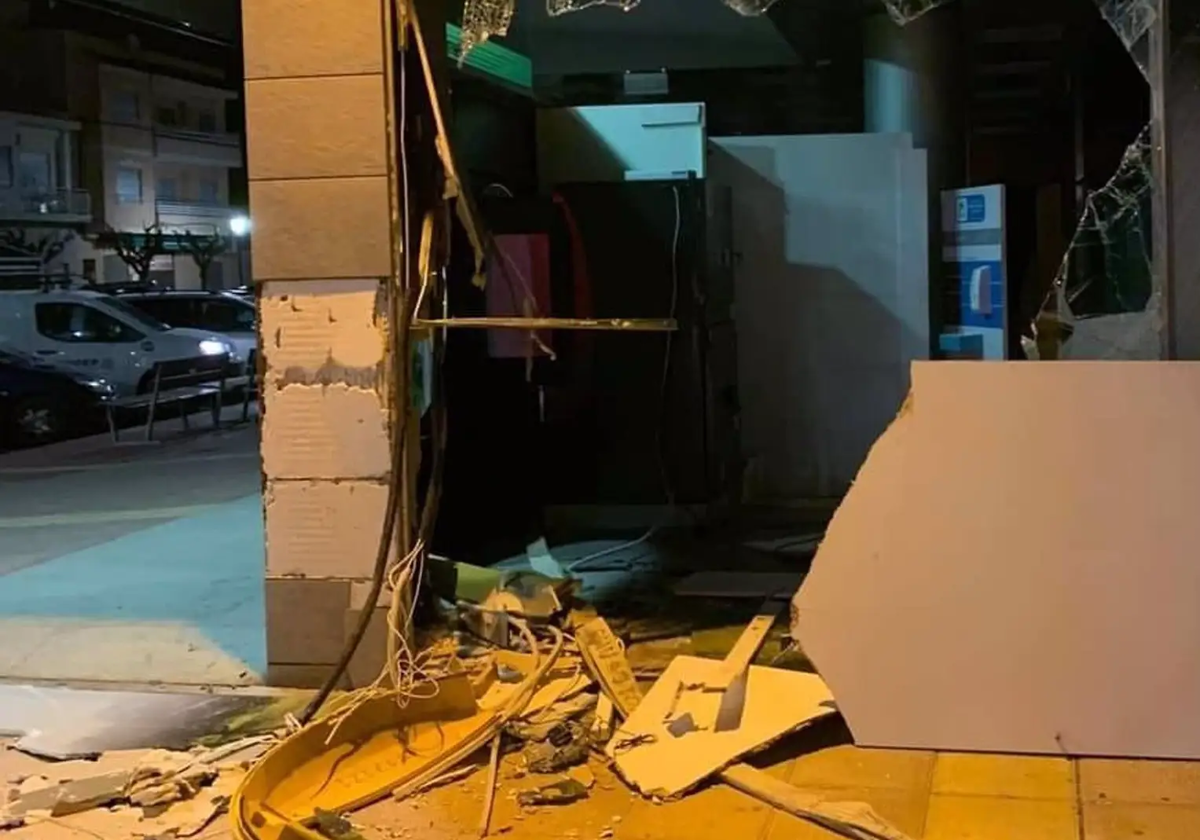 Roban un camión en Crevillent y lo empotran contra un banco en Librilla para arrancar el cajero