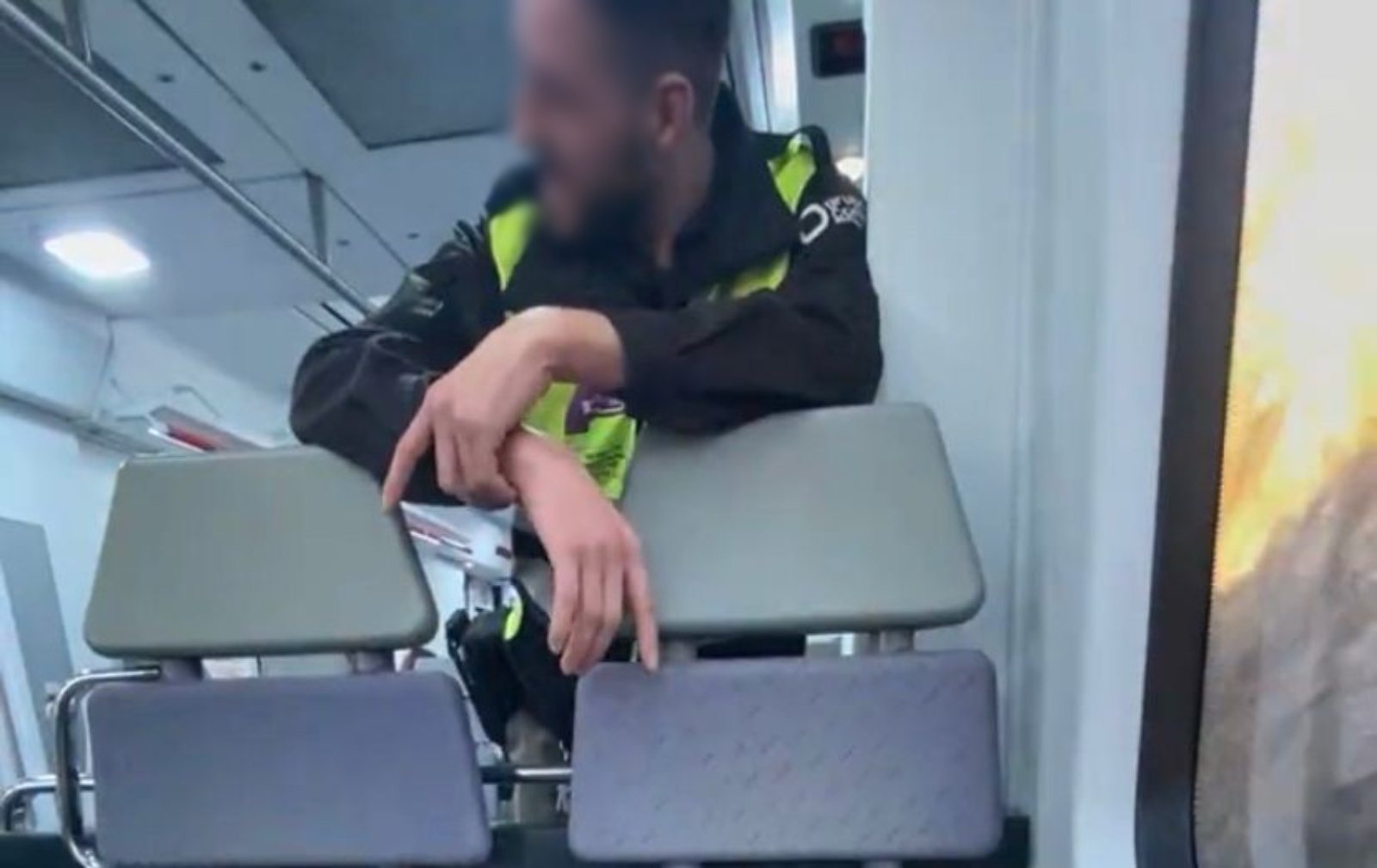 Una chica de 18 años, acosada cada día en el tren durante mes y medio: Renfe aparta al vigilante denunciado