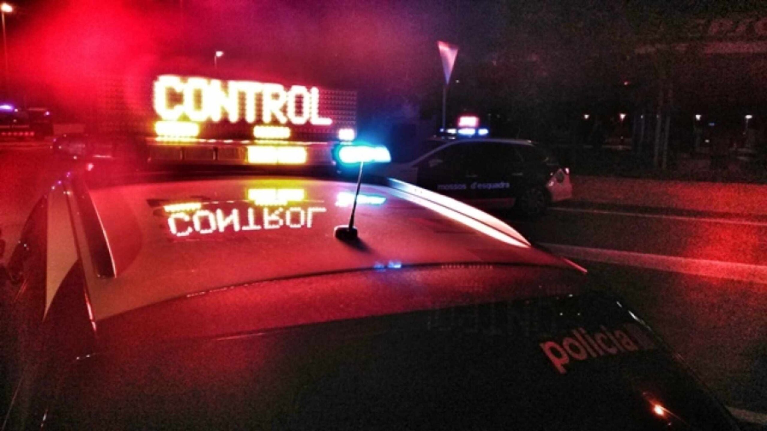Cazan a un borracho conduciendo un coche patera en Gurb con ocho pasajeros en un vehículo de cinco plazas