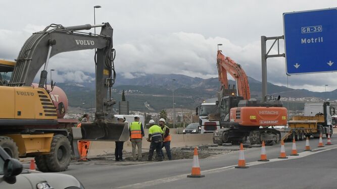 La Circunvalación de Granada se vuelve a hundir por las obras del paso inferior del PTS y vuelven los cortes y arreglos en la autovía