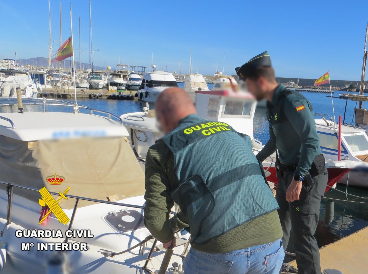 Agentes de la Guardia Civil con una de las embarcaciones. - Europa press