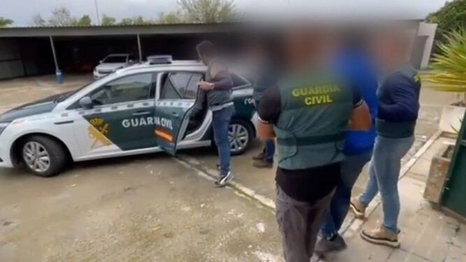 Cazado con un millar de plantones de marihuana en su monovolumen en la A-92 de Granada