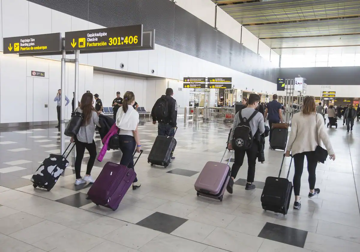 Detenida una pareja por robar 95 perfumes en las tiendas de los aeropuertos canarios