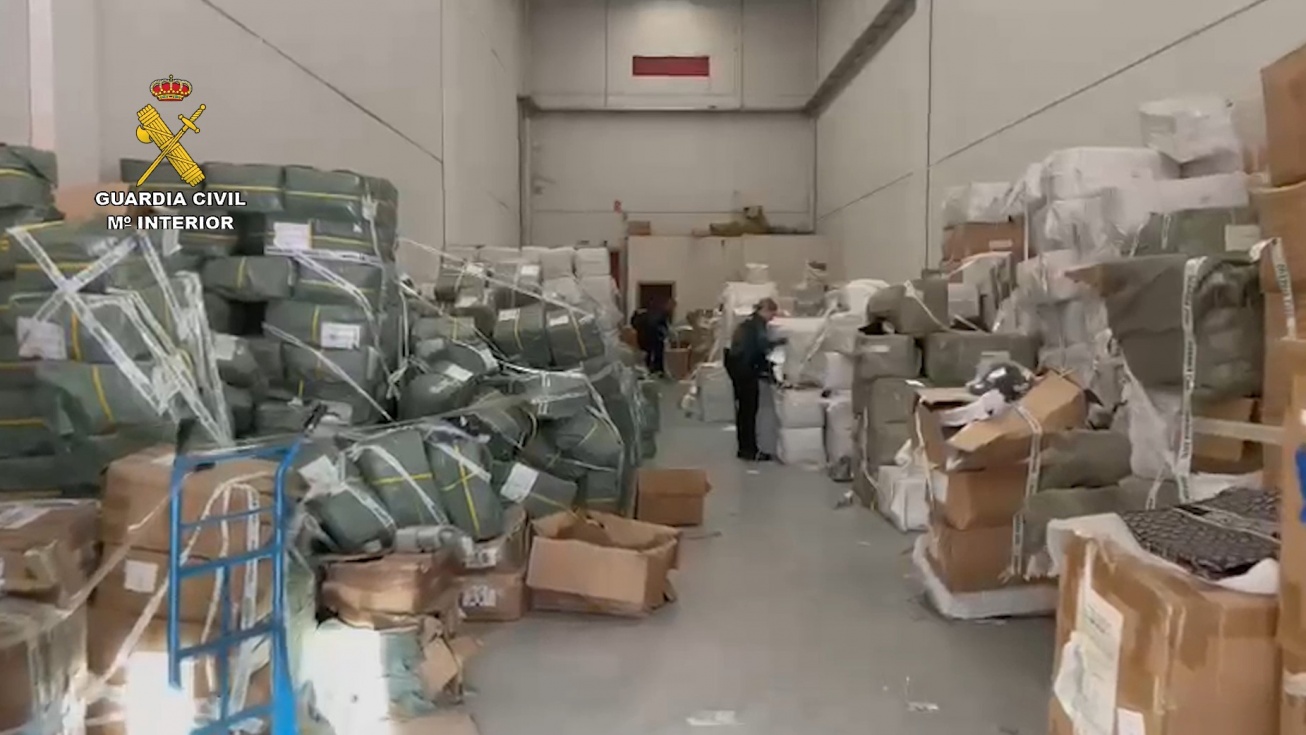 La Guardia Civil interviene más de 280.000 prendas falsificadas en un polígono de Pinto, en una operación contra la delincuencia transversal y global de las falsificaciones